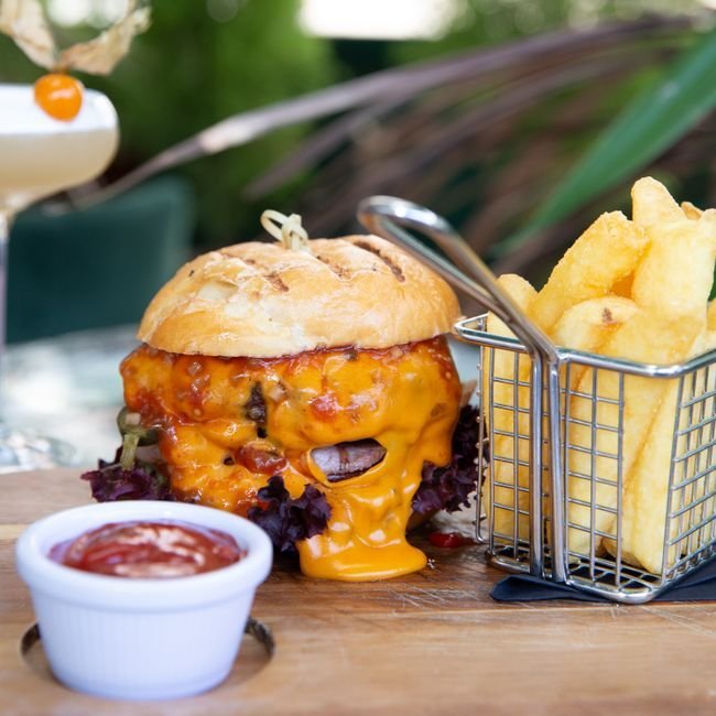 Cheeseburger med pommes frites