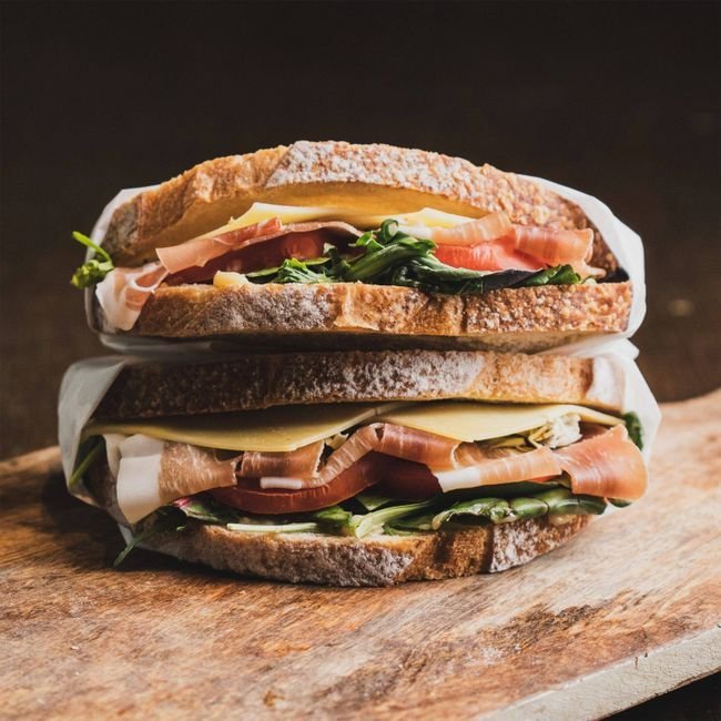 Sandwich med prosciutto og ost