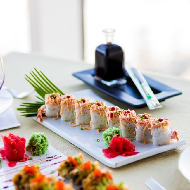 Sushi-platte med laks og ris